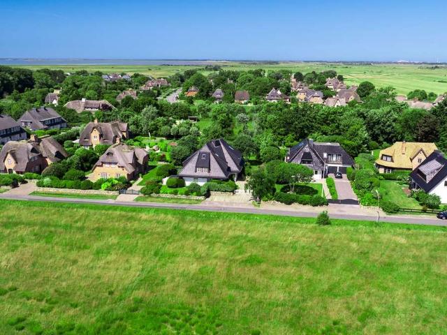 Großes Wohnhaus mit einzigartiger Gartenanlage in ruhiger Lage in Archsum