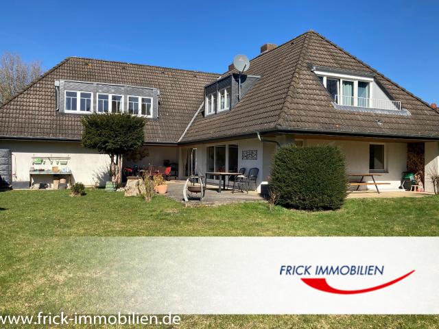 Großes Wohnhaus mit Garage und parkähnlichem Garten