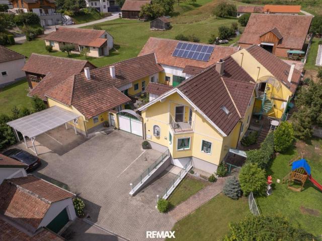 Großes Wohnhaus mit Heurigenlokal / 5 Gästezimmern und einem Miethaus
