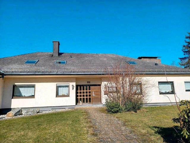 Großes Wohnhaus mit Pool, Dachterrasse uvm