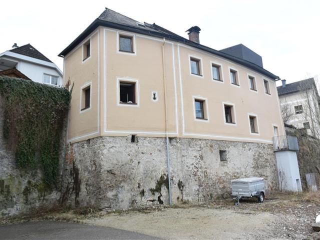 Großes Wohnhaus im Stadtbereich