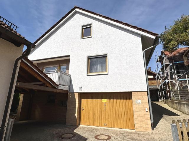Großes Zweifamilienhaus mit Carport und Einzelgarage!