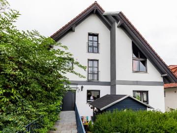 Großes 2 Familienhaus mit Tageslichtbädern, Terrasse, Balkon, Garage und schönem Garten