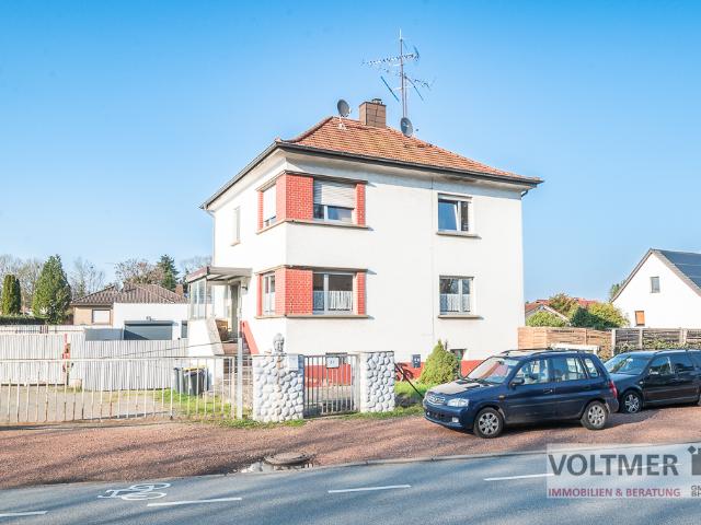 GROSSFLÄCHIG Zweifamilienhaus mit diversen Garagen und potenziellem Bauland in Kirkel Limbach!