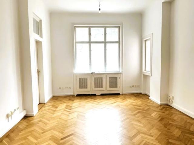 Großräumige 5 Zimmerwohnung im klassischen Altbau