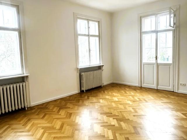 Großräumige 5 Zimmerwohnung im klassischen Altbau