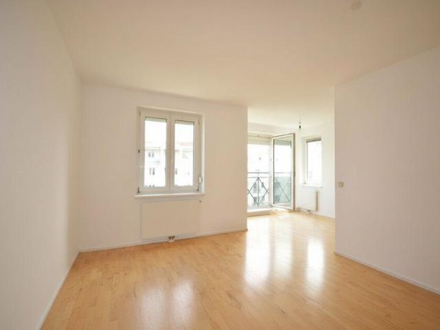 Großzügig angelegte 2 Zimmer Wohnung im 3. Liftstock mit Tiefgaragenplatz
