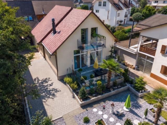 Grosszügig, familienfreundlich und modern mit Garten und Weitblick