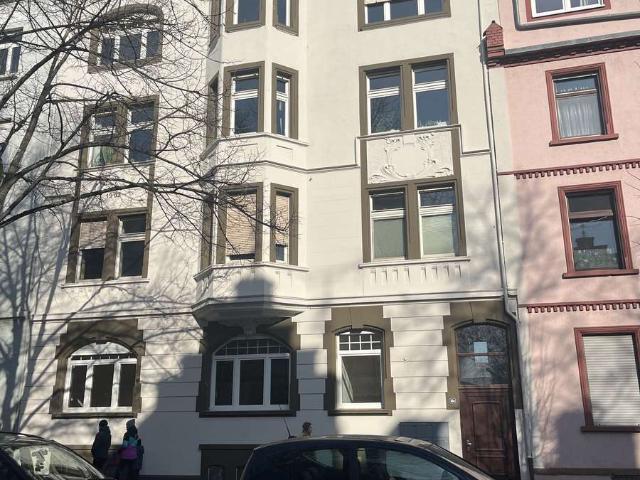 Großzügig geschnittene 5 Zi. Altbauwohnung mit Einbauküche !