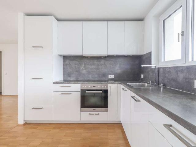 Großzügig geschnittene 2 Zi Wohnung mit Tageslichtbad, EBK und Loggia