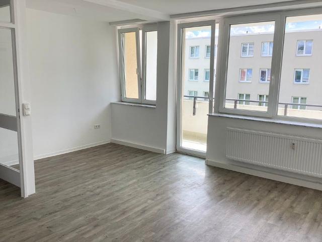 Großzügig geschnittene 3 Zimmer Wohnung mit Tageslichtbad und Balkon