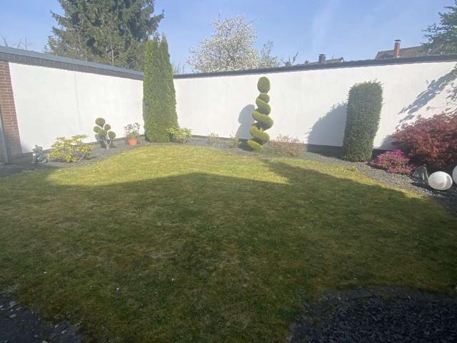 Großzügig geschnittene 3 Zimmer Wohnung mit Terrasse und Garten!