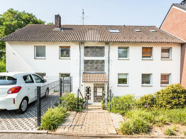 Großzügig geschnittene 3 Zimmer Wohnung mit Balkon!