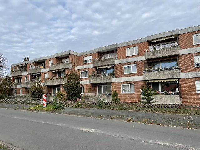 Großzügig geschnittene 3 Zimmer Wohnung mit Balkon WBS nötig!