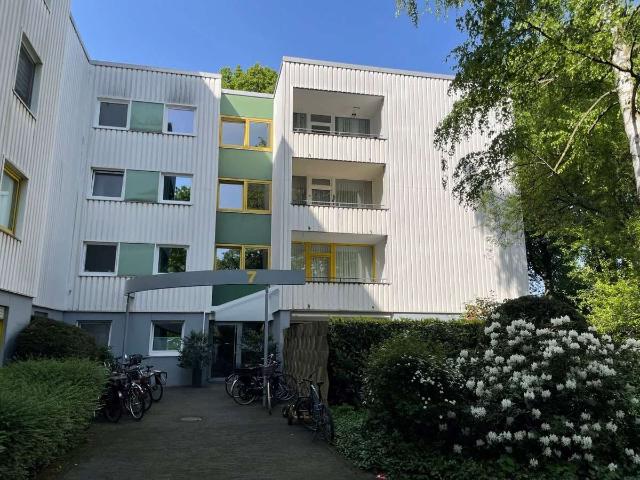 Großzügig geschnittene Wohnung mit Einbauküche und Balkon in Junkersdorf