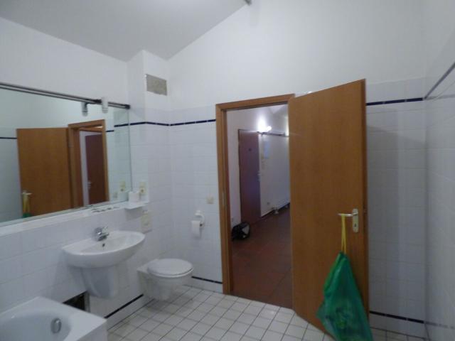 Großzügig geschnittene Dachgeschosswohnung in grüner Lage! *Wannenbad