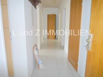 Großzügig geschnittene, wunderschöne 3 Zimmer Wohnung mit zwei Balkonen, Aufzug und Pkw Stellplatz