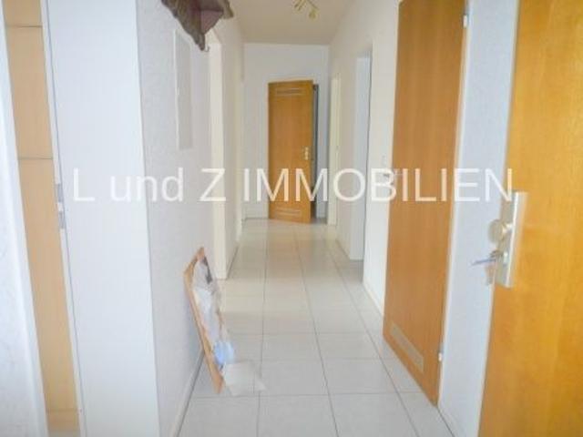 Großzügig geschnittene, wunderschöne 3 Zimmer Wohnung mit zwei Balkonen, Aufzug und Pkw Stellplatz