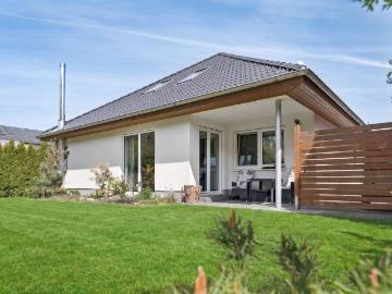 Großzügig. Grün. Durchdacht. Modernes Massivhaus mit Pool & Sauna im Garten