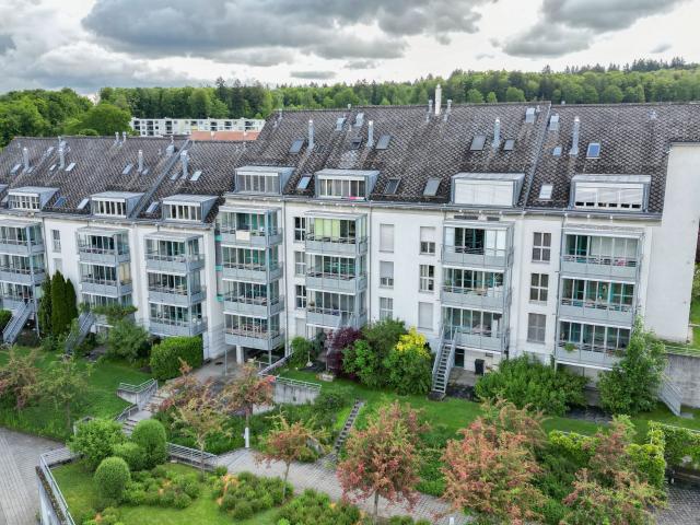Grosszügig, im Grünen und mit eigener Waschküche & grossem Balkon