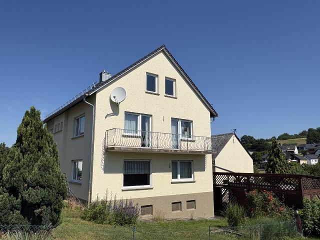 Großzügig und sehr gepflegt 1 2 Familienhaus mit Nebengebäude und großem Grundstück