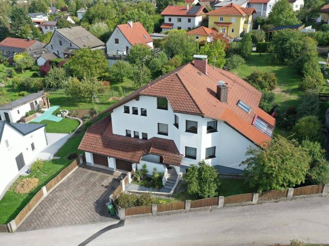 Großzügig wohnen auf über 1.400 m² Grund: Gepflegtes Ziegelmassivhaus mit Wintergarten+Doppelgarage