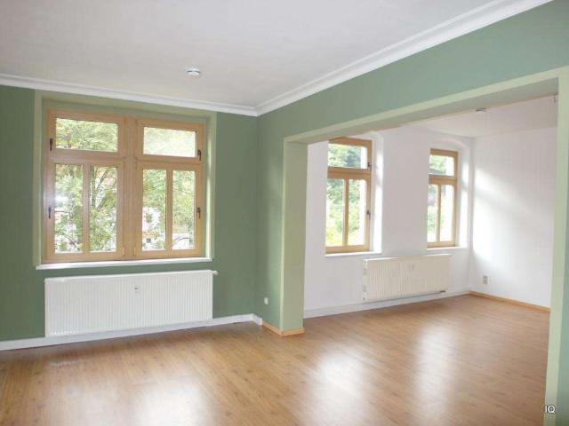 Großzügig Wohnen mit Südbalkon, Laminatboden, Kaminofen und Einbauküche * Badewanne + Dusche
