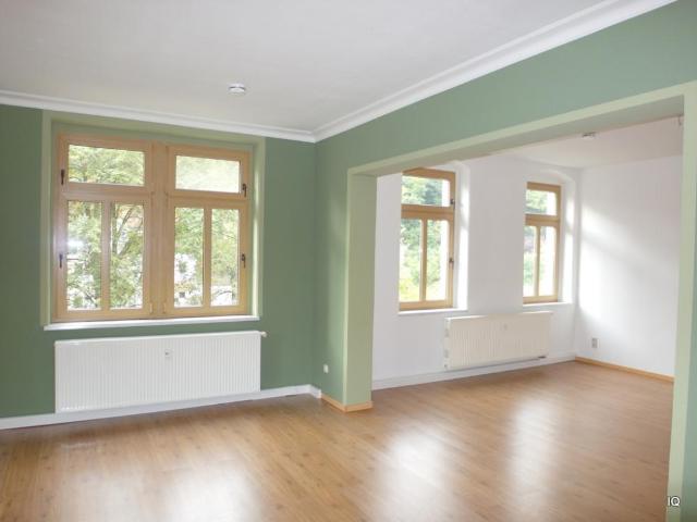 Großzügig Wohnen mit Südbalkon, Laminatboden, Kaminofen und Einbauküche * Badewanne + Dusche