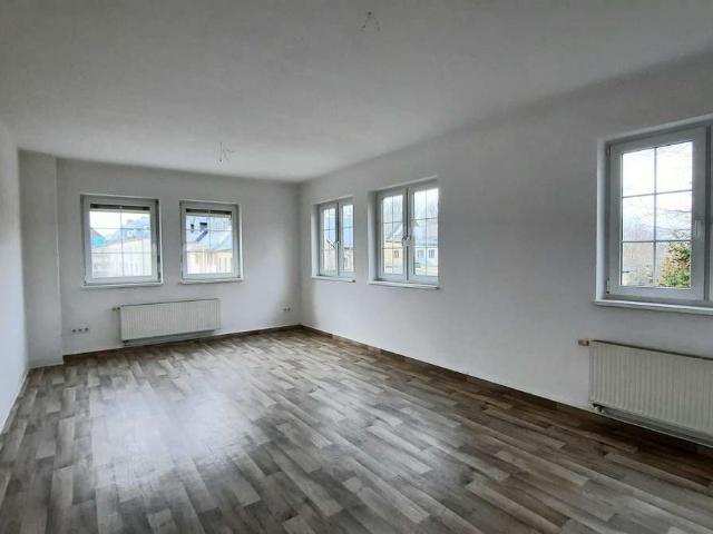 großzügige 4 R Wohnung mitten in der Stadt wartet auf Sie!