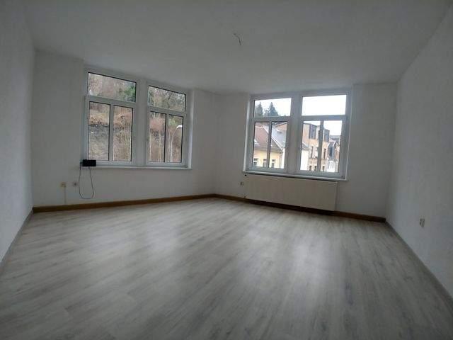 großzügige 4 Raum Wohnung im 1.OG