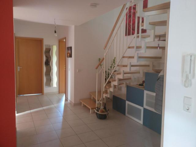 Großzügige 4½ Zi. DG Wohnung mit Galerie und 2 Balkonen inkl. TG Stellplatz – ruhige Lage