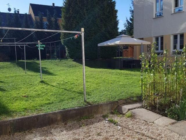 großzügige 4 Zimmer Wohnung mit Fenster in allen Räumen, Mietergarten, Dachbodenkammer