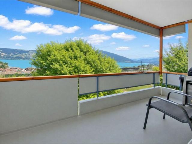 Grosszügige 4 ½ Zimmer Wohnung mit 2 Balkonen und Sicht auf den Zugersee
