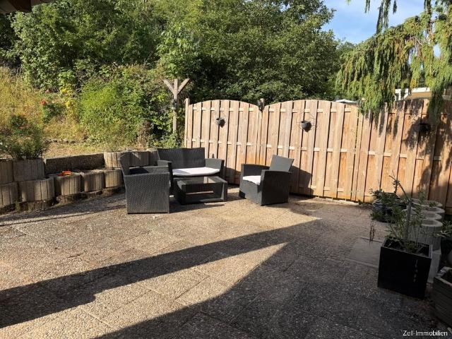 Großzügige 4 Zimmer Wohnung mit Terrasse, Garten und Garage
