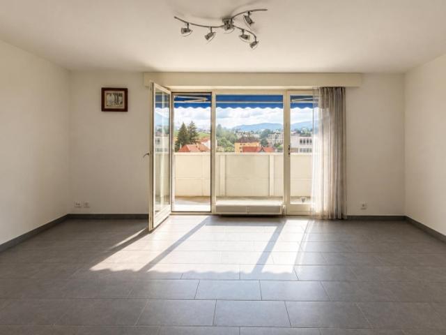 Grosszügige 4 Zimmer Wohnung mit Weitsicht im Herzen des Dorfes