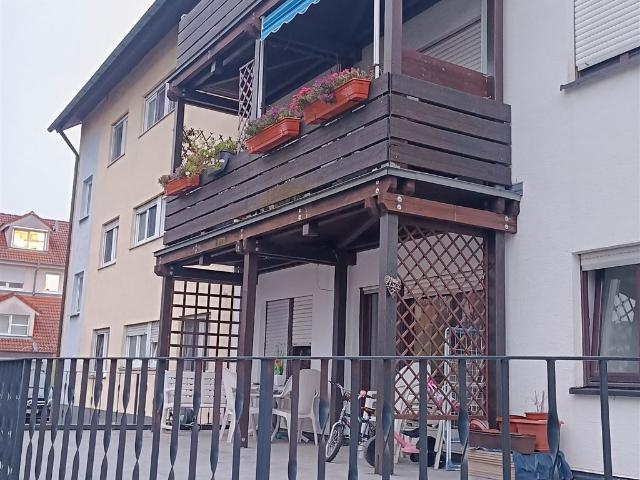 Großzügige 4 Zimmer Wohnung mit Westbalkon und 3 Stellplätzen in familienfreundlicher Lage