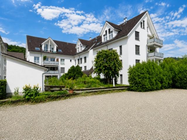 Grosszügige 4½ Zimmer Wohnung mit Wintergarten und zwei Tiefgaragenplätzen