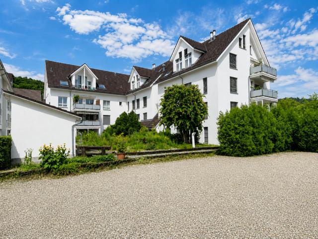 Grosszügige 4½ Zimmer Wohnung mit Wintergarten und zwei Tiefgaragenplätzen