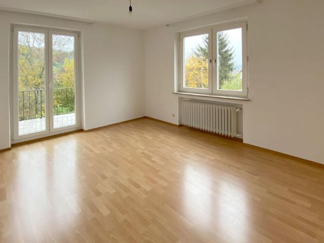 Großzügige 4 Zimmer Wohnung mit zwei Balkonen