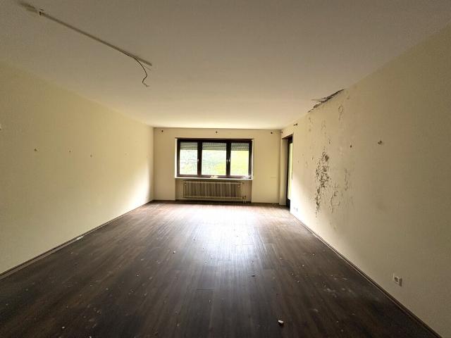 Großzügige 4 Zimmer Wohnung mit Balkon, Garage & viel Potenzial in Landau