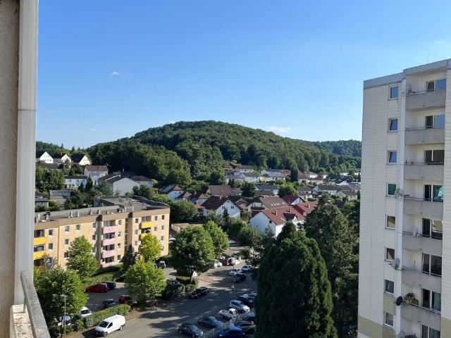 Großzügige 4 Zimmer Wohnung mit Balkon, Einbauküche & Stellplatz