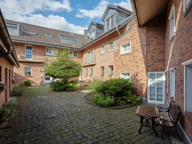 Großzügige 4 Zimmer Wohnung mit Balkon im ehemaligen Vierkanthof in Mönchengladbach Holt, 1. Etage