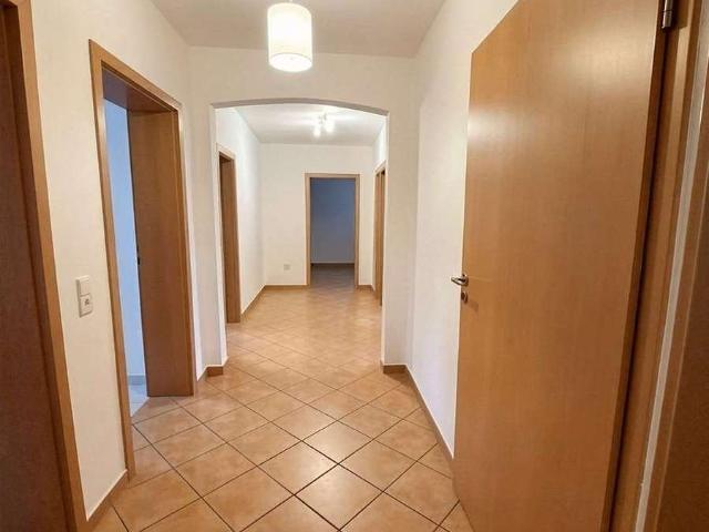 Großzügige 4 Zimmer Wohnung mit Balkon & Loggia in Esslingen