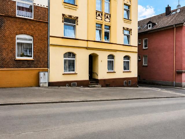 Großzügige 4 Zimmer Wohnung mit Balkon, Stellplatz& Ausbaupotenzial