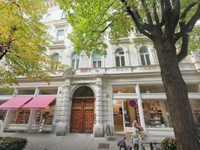 Großzügige 4 Zimmer Wohnung mit kleinem Balkon