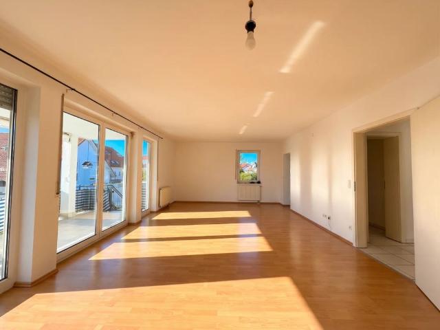 Großzügige 4 Zimmer Wohnung mit Balkon und eigenem Gartenanteil