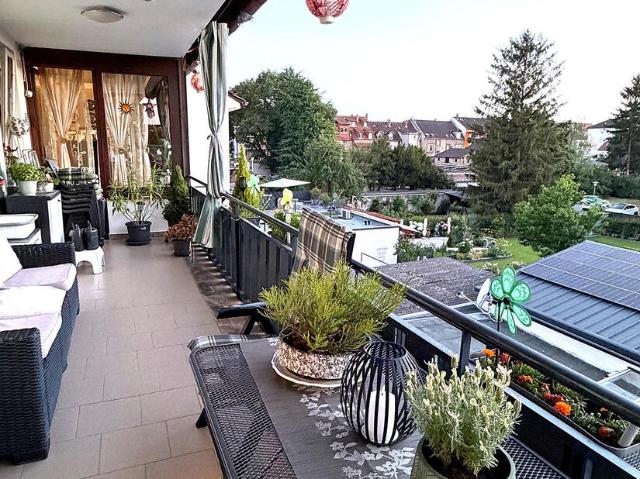 Großzügige 4 Zimmer Wohnung mit Balkon und Garage