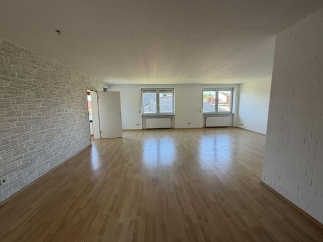 Großzügige 4 Zimmer Wohnung mit Balkon und Garage in ruhiger Wohnlage