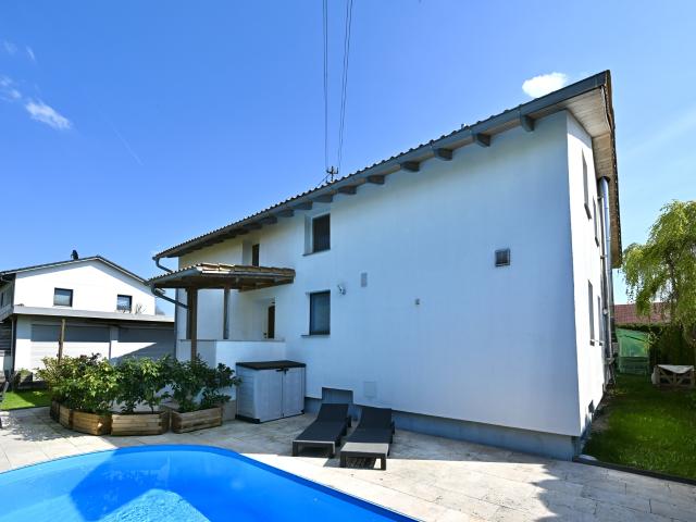 Großzügige 4 Zimmer Wohnung mit Dachterrasse zu vermieten!