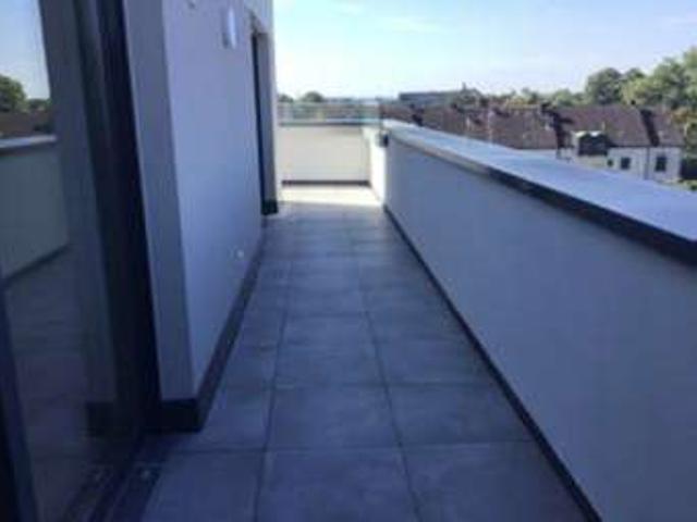Großzügige 4 Zimmer Wohnung mit Einbauküche, 2 Bädern und 2 Dachterrassen